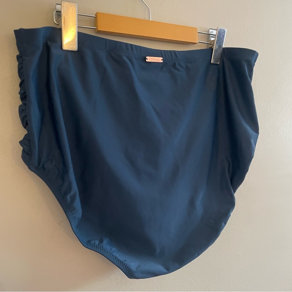 Raisins High-Waisted Ruched Bikini Bottom – Navy Plus Size 20 EUC - Picture 9 of 16
